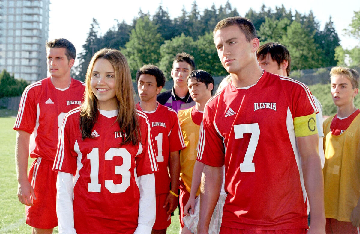 A movie still of Amanda Bynes and Channing Tatum wearing red soccer jerseys out on a soccer field.